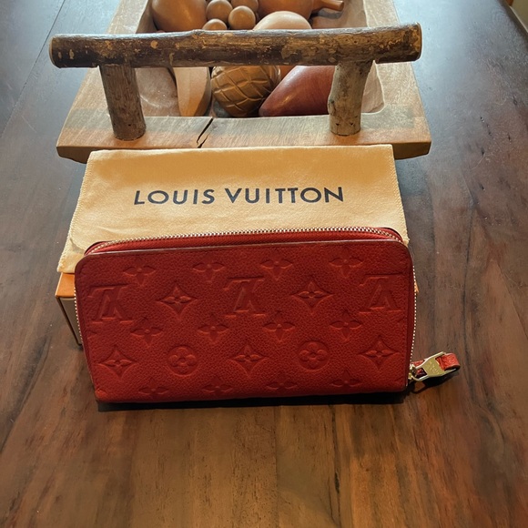 Louis Vuitton zip around Embossed Wallet in good used condition! - Picture 12 of 16